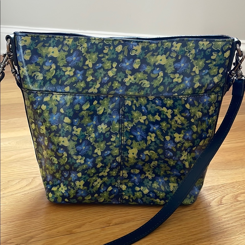 🌻Patricia Nash Harper Tote & with crossbody strap. Denim Blues.